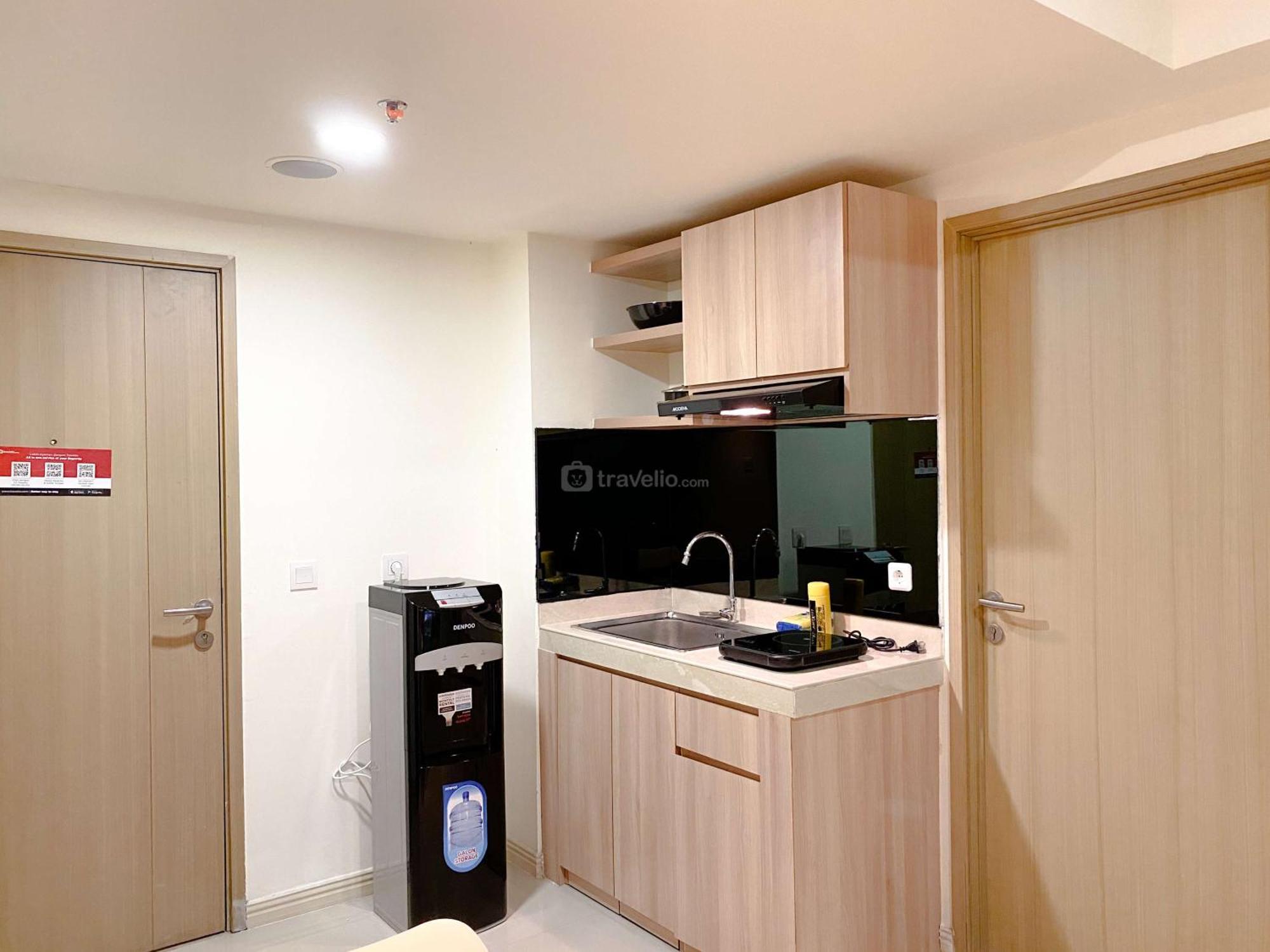 Homey 2Br With Work Space At Meikarta Apartment By Travelio Cikarang Exteriör bild